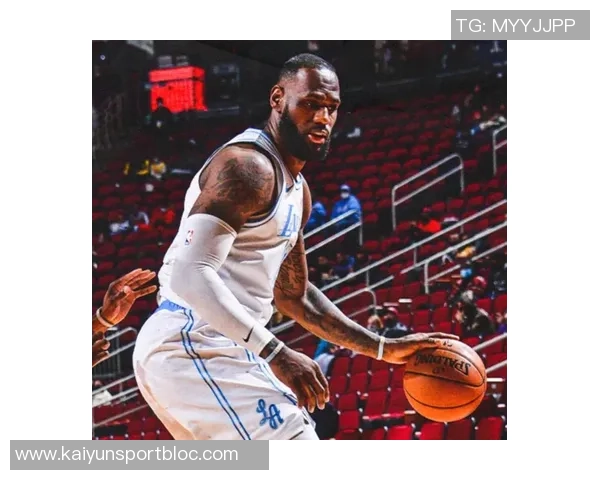 文班在队内训练中化身怪物持球一条龙突破抗飞防守完成双手暴扣