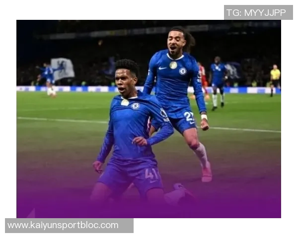 切尔西备战强敌帕尔默训练场重聚埃斯特旺畅谈战术心得